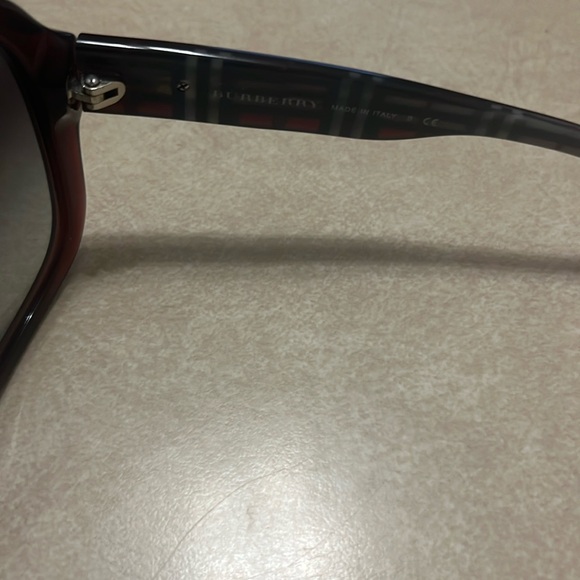 Burberry Women’s sunglasses burgundy with case - Picture 2 of 4